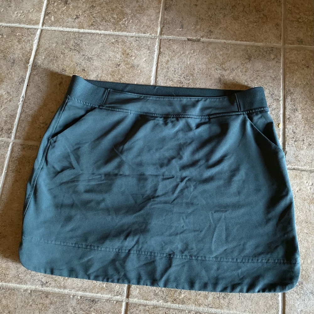 32 Degrees Cool - Woman’s dark gray skirt, elastic waist band, pockets, Size: L